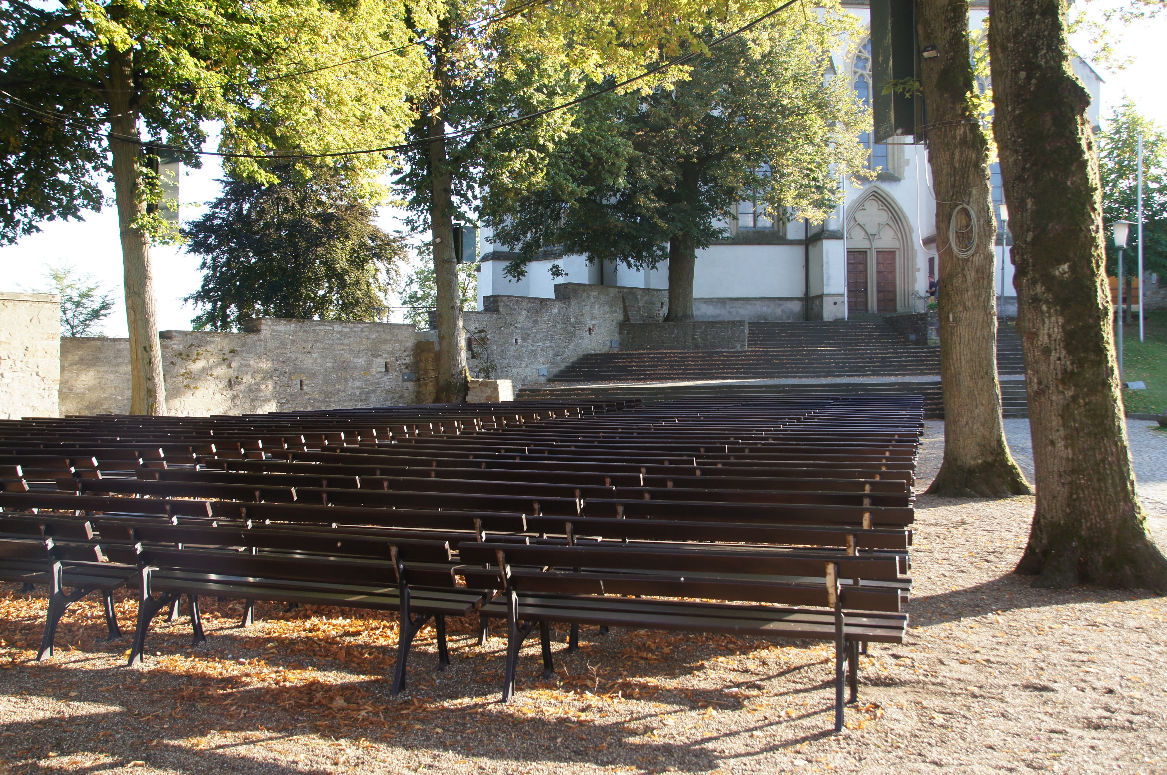 Die Burgbühne Stromberg auf den Stufen der Heilig-Kreuzkirche