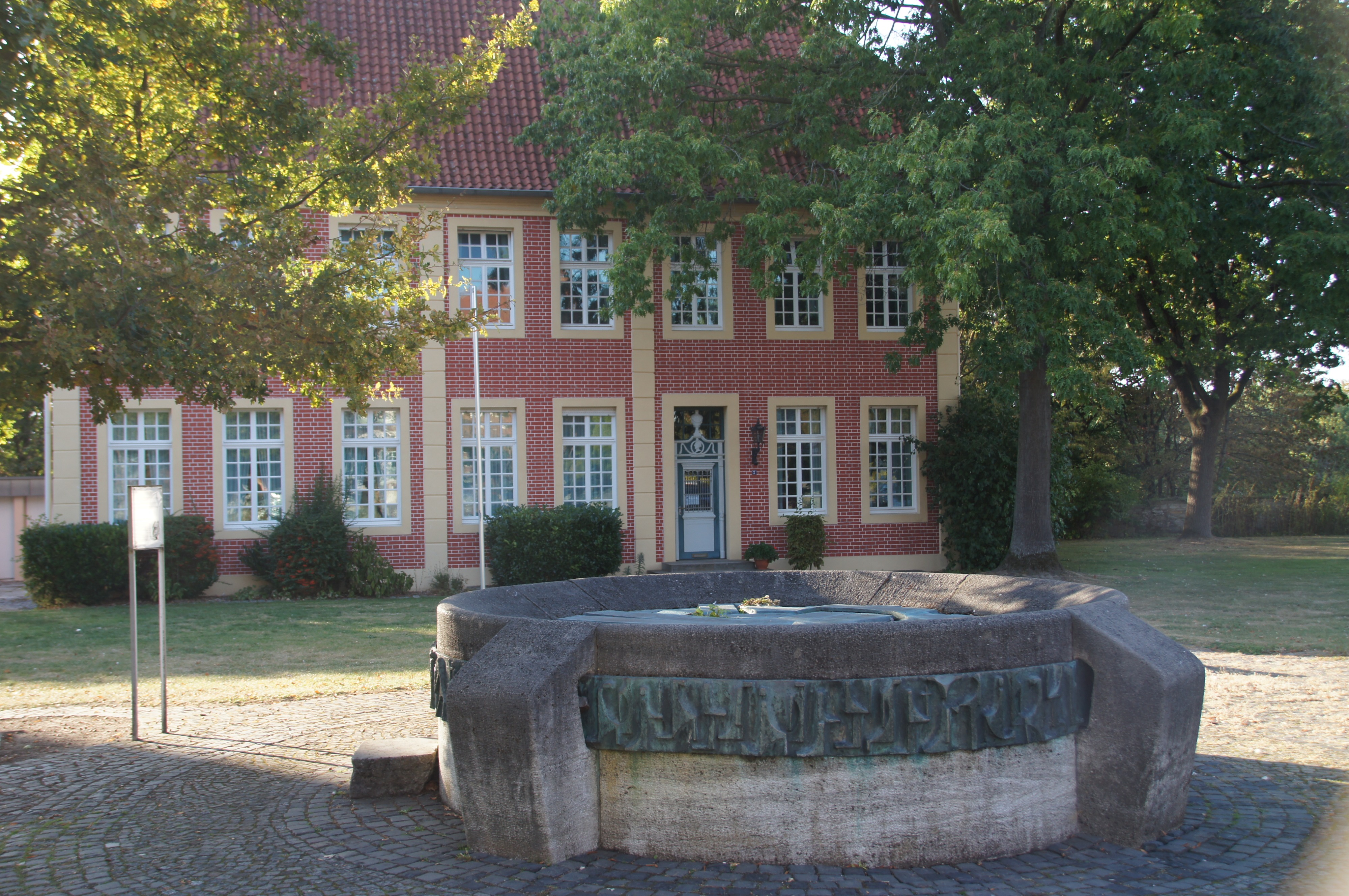 historischer Burgplatz Stromberg - alter Brunnen vor dem Pastorat